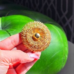 LISNER Vintage Brooch